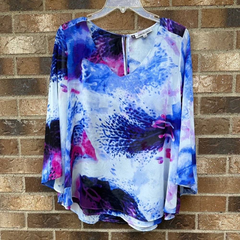 Flowing V-Neck Top with button clouser in back, very Becoming! Sz. M
